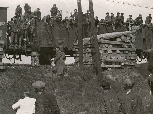 Lednový vlak smrti se nikdo neodvážil fotografovat. Na snímku je zachycen transport před budějovickým nádražím v květnu 1945. Tehdy byli strážní benevolentnější a umožnili  poskytnout vězňům potraviny.