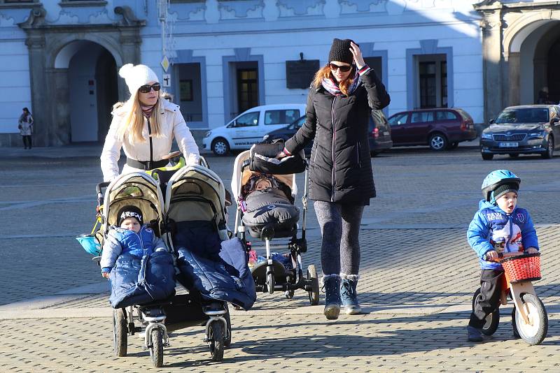 V Českých Budějovicích se teplota v pátek 14. ledna dostala nad 12 °C. Sluníčko vylákalo do ulic spoustu lidí.