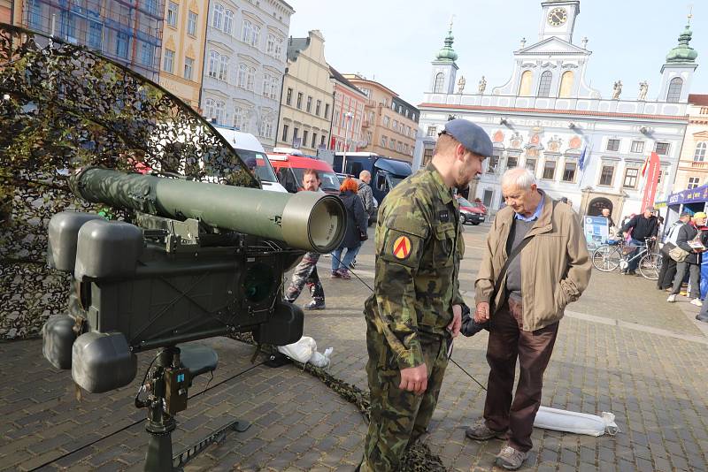 Armáda, policie a hasiči na českobudějovickém náměstí. To je připomínka vzniku samostatného československého státu.