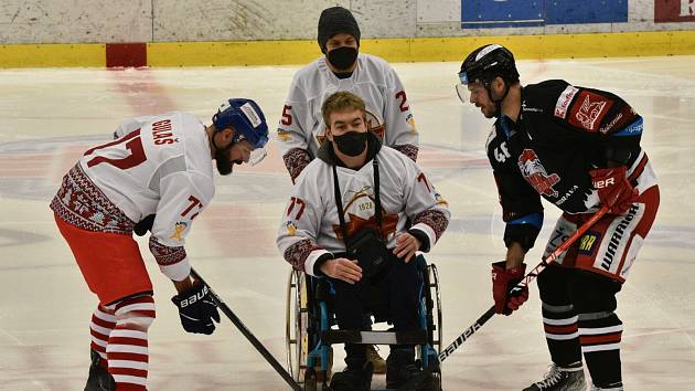 Slavnostní buly mezi hokejky Davida Krejčího (vpravo) a Milana Gulaše vhodil velký fanoušek hokej Radek Benýšek z centra Arpida v doprovodu patrona centra Jiřího Mádla.