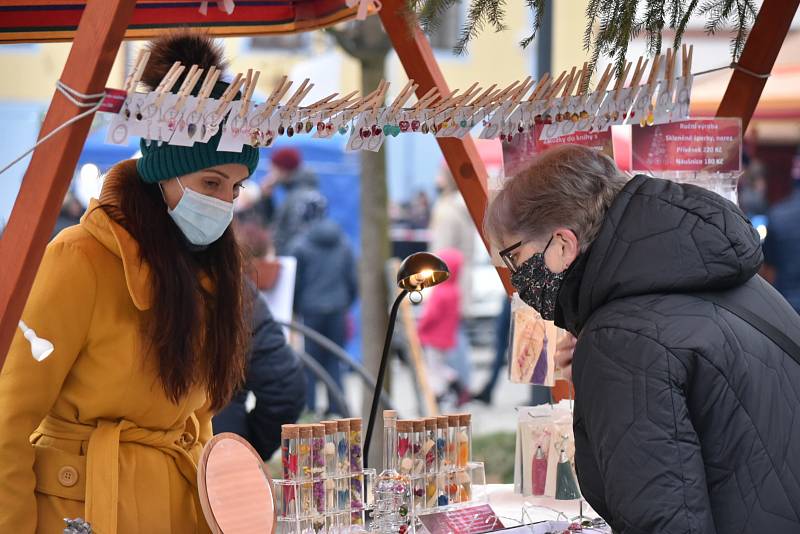 Vánoční stromeček v Týně nad Vltavou se letos rozsvítil v rámci online přenosu.