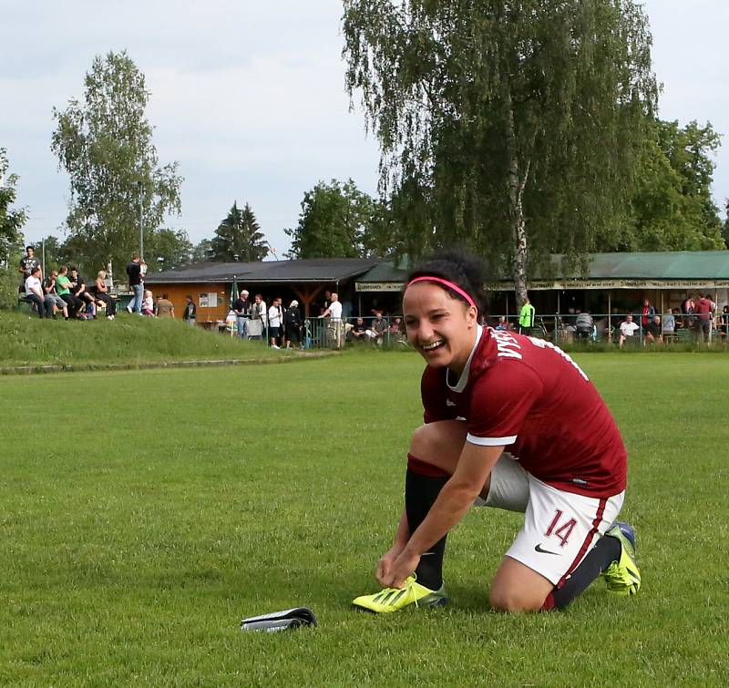 Žensko-mužský fotbal mohli vidět včera  diváci na "Koháči"