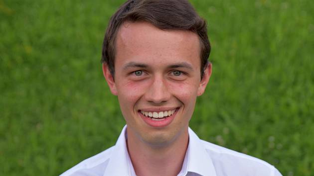 Lukáš Fiedler (21 let) vyrostl v Plavu u Českých Budějovic. Nyní studuje třetí ročník integrovaného bakalářského a magisterského studia oboru přírodní vědy v Cambrige.