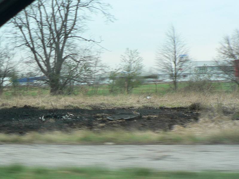 Kruhová křižovatka v Okružní ulici v Českých Budějovicích. Místo tragické nehody, kde zemřel v hořícím automobilu řidič.