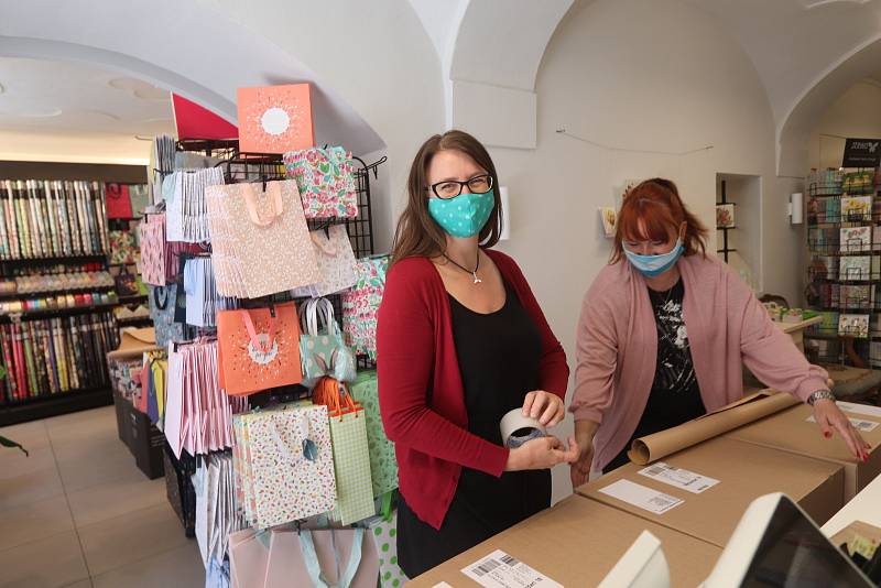 V pondělí po koronavirové přestávce otevřela i prodejna Papír Plojhar v centru Českých Budějovic.