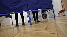 V prvním volebním okrsku v Nových Hradech je celkem 804 voličů a účast je zatím kolem 40 procent, stejná jako při loňských parlamentních volbách.