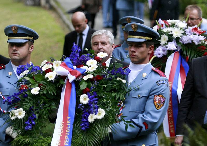 Pietní akt u příležitosti 65. výročí úmrtí bývalého československého prezidenta Edvarda Beneše se konal 3. září u jeho hrobky ve vládní vile v Sezimově Ústí. 