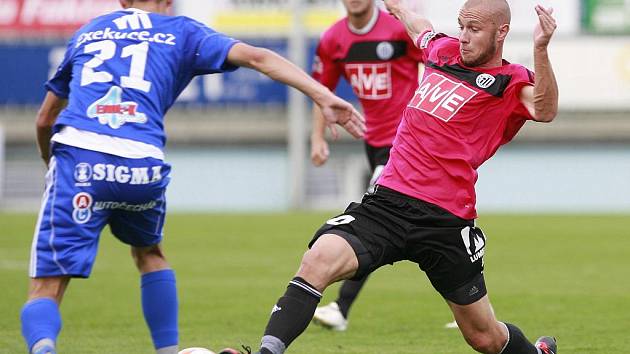 Tomáš Stráský se snaží v zápase s Olomoucí obejít hostujícího Michala Vepřeka.