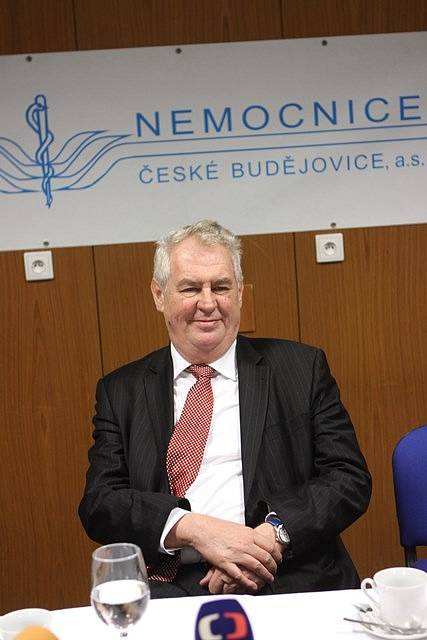 Miloš Zeman při zastávce v českobudějovické nemocnici.