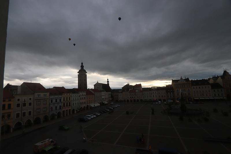 Čtyři horkovzdušné balony vzlétly ve čtvrtek v ranních hodinách z českobudějovického náměstí Přemysla Otakara II.