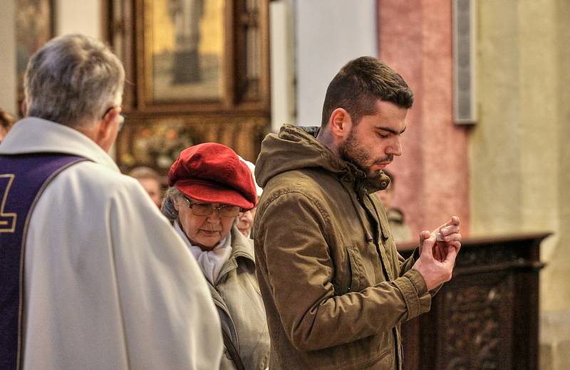 Druhou prosincovou neděli si lidé po celém světě připomínají památku  zemřelých dětí. Za svoje malé, ale i dospělé děti přišli zapálit svíčku jejich rodiče i sourozenci.