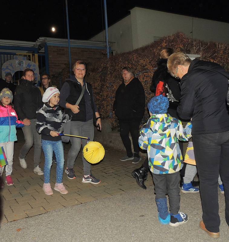 Lampionový průvod s příjezdem svatého Martina se ve čtvrtek uskutečnil v MŠ Papírenská v Českých Budějovicích.