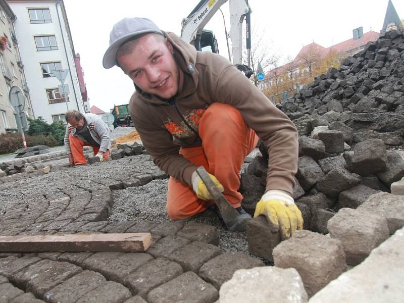 Josef Pekárek při pokládání posledních dlažebních kostek.