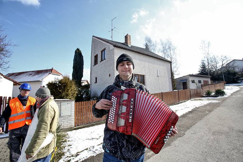 Tradiční doudlebský masopust dozdobili letos i Slunečník, Měsíčník a Větrník.