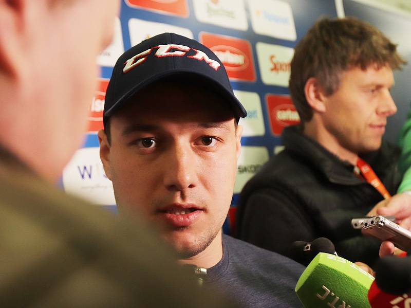 Hokejové hry v Českých Budějovicích začaly, snímky jsou ze setkání hráčů s novináři v Budvar aréně.