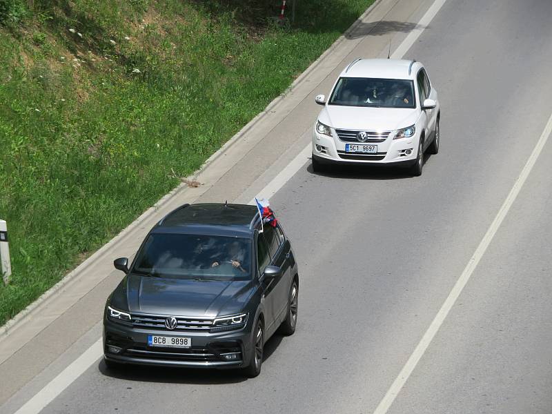 V pátek 16. července vyrazila jízda svobody z Českých Budějovic do Včelné. Potom se průvod vydal pěšky před dům Františka Mareše.