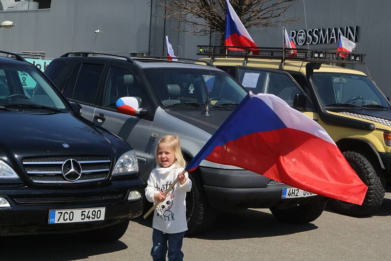 V neděli se uskutečnila další Jízda svobody z Českých Budějovic do Třeboně a Jindřichova Hradce, zúčastnilo se jí kolem šedesáti automobilů,