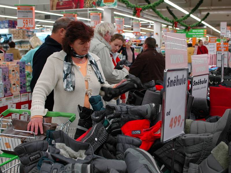 Neexistuje žádná lhůta, během které může zákazník věc vrátit bez udání důvodu. Některé řetězce tuto možnost nabízejí, ale i zde bývají určité podmínky, se kterými je dobré seznámit se předem.