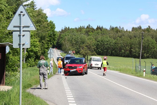 Provoz na trase České Budějovice - Lišov přibrzdila v neděli 24. května 2020 nehoda poblíž samoty Na Klaudě.