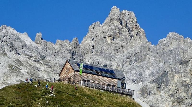 "Lautr" bezmasá chata, Franz Fischer-Hütte ve výšce 2020 metrů v pohoří Radstädter Tauern.