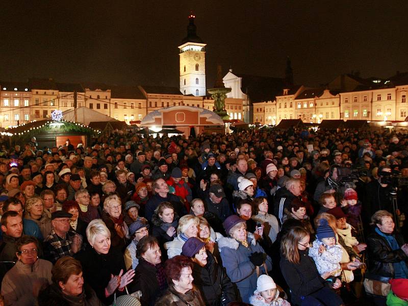 Česko zpívá koledy 11. prosince na českobudějovickém náměstí Přemysla Otakara II. 