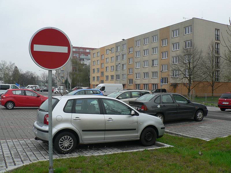 V Jírovcově ulici v Českých Budějovicích už začaly práce na rozšíření parkoviště. Mají skončit v srpnu 2019.