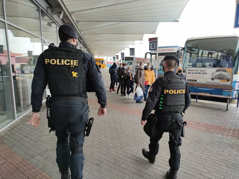 Policisté v Českých Budějovicích v rámci své služby dohlíží na dodržování opatření v nouzovém stavu