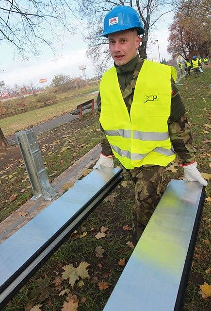 Cvičná stavba protipovodňové stěny na Jiráskově nábřeží v Českých Budějovicích.