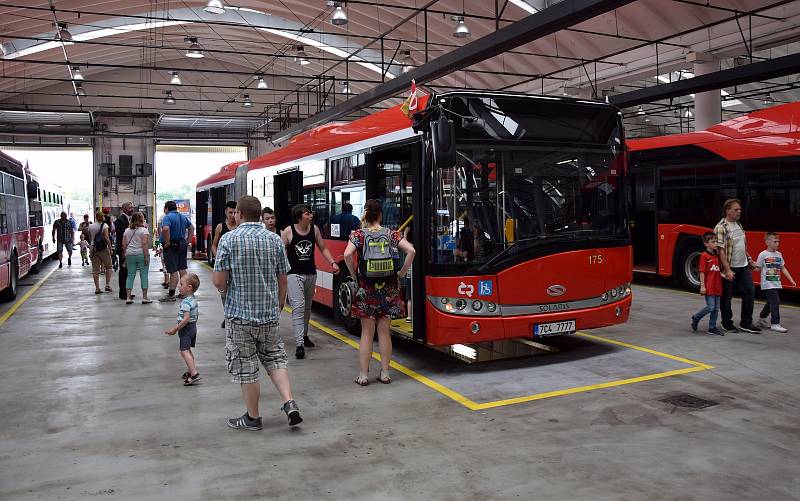 Dopravní podnik města České Budějovice otevřel brány návštěvníkům tuto sobotu. Městem projela spanilá jízda.