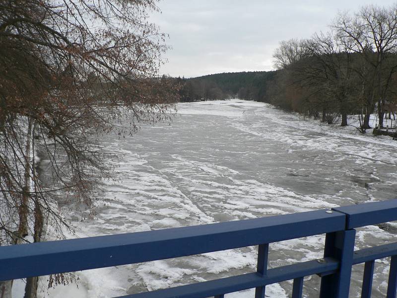 Někde se na vodních plochách na Českobudějovicku držel ve středu ráno led, jinde po něm nebylo ani památky. Na snímku Lužnice v Kolodějích nad Lužnicí.