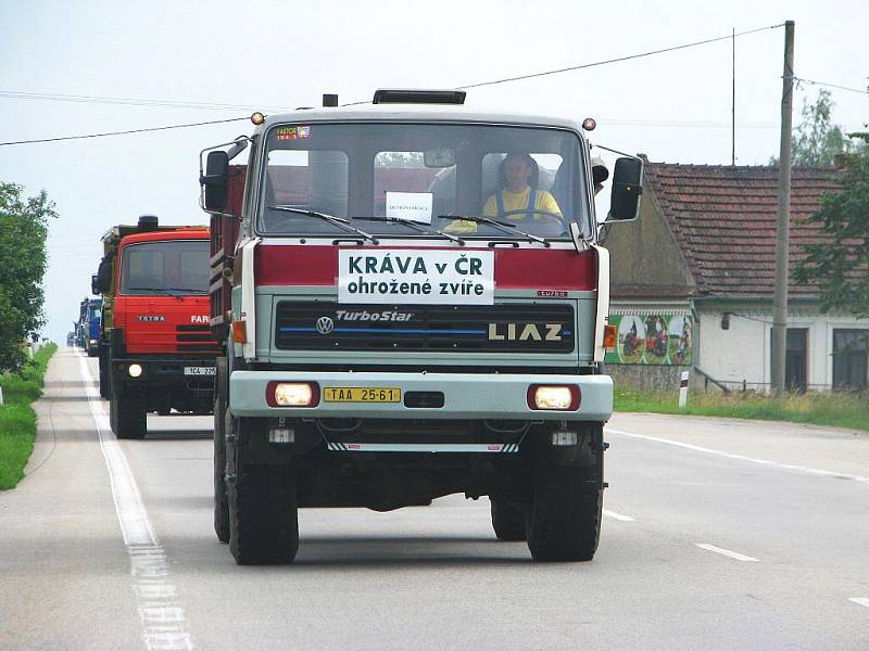 Jihočeští zemědělci se připojili k demonstraci na komunikaci E55. Protestovali tak proti nízkým výkupním cenám mléka.