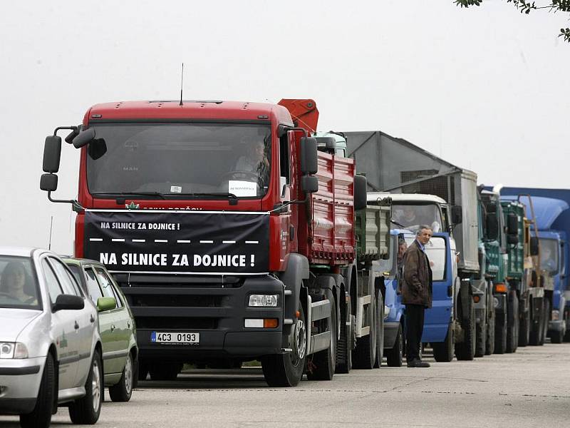 Jihočeští zemědělci se připojili k demonstraci na komunikaci E55. Protestovali tak proti nízkým výkupním cenám mléka.