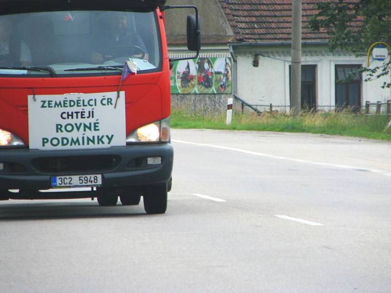 Jihočeští zemědělci se připojili k demonstraci na komunikaci E55. Protestovali tak proti nízkým výkupním cenám mléka.