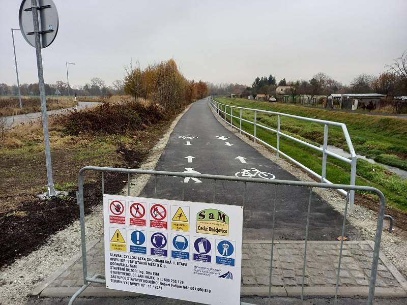 Tři nové stezky pro pěší a cyklisty buď slouží nebo se staví v Českých Budějovicích a v okolí. Na snímku trasa od Terna k firmě Bosch v jihočeské metropoli.