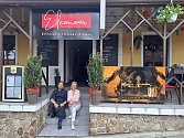 Restaurace Eleonora v Hluboké nad Vltavou má zajímavý příběh. Týká se místní aristokratky považované za jihočeskou upírku. Na snímcích provozovatelka Kamila Červenková s vrchním číšníkem Alešem Tůmou.
