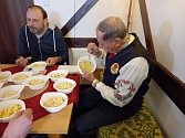 Tradiční soutěž o nejlepší vánoční bramborový salát v Suchém Vrbném v Českých Budějovicích.
