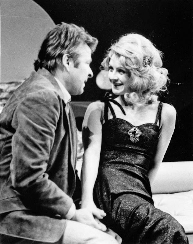 Herečka Bibiana Šimonová jako Doris ze hry V stejný čas za rok zas, 1981.