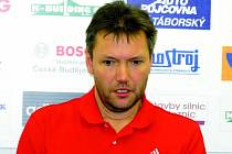 Volejbalistům Č. Budějovic se v prvním kole nedařilo, trenér Brom příliš radosti neměl. 
