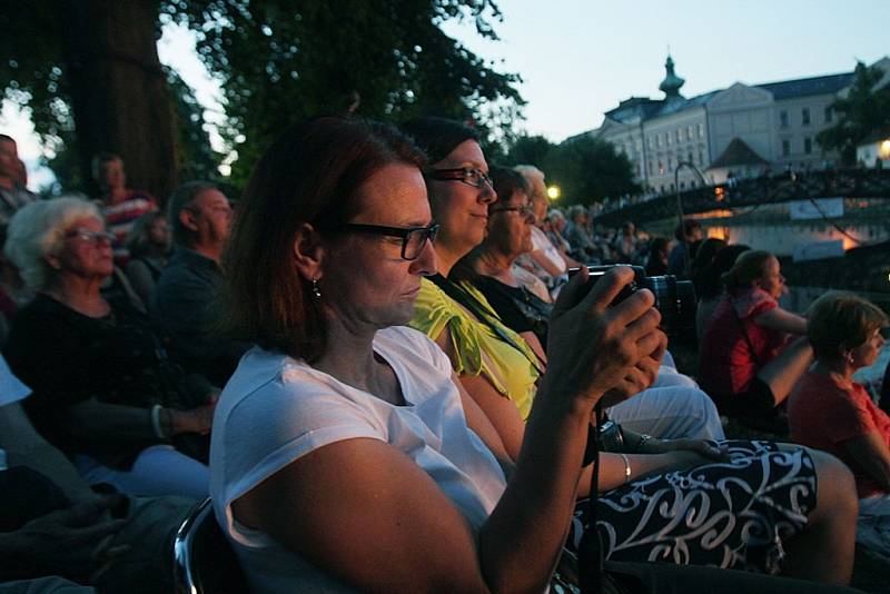 Páteční večer na hladině slepého ramene ovládl Josef Laufer a Rozhlasový swingový orchestr ČRO Č. Budějovice