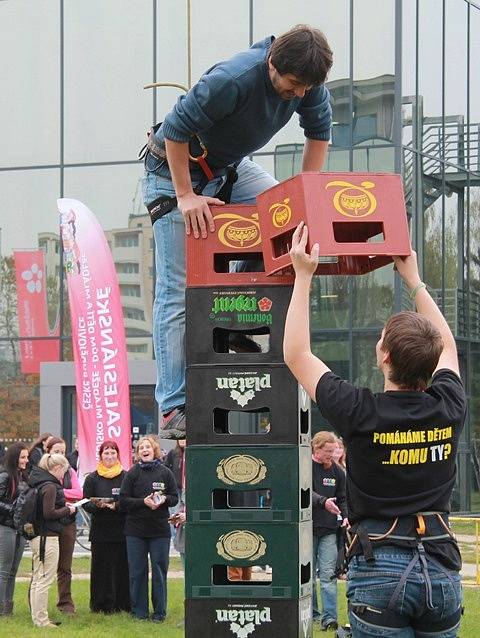 Vítání prváků na Jihočeské univerzitě. Noví studenti soutěžili ve skládání beden.