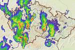V 18 hodin řádila prudká bouřka na Písecku, buňka s bílými odrazy může produkovat lokálně větší kroupy a přívalové srážky.