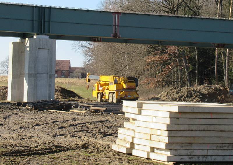 Trať má být dokončena v květnu roku 2023. Při výstavbě nejsou budovány žádné přejezdy. Dopravní situace je řešena podjezdy a nadjezdy, aby zde vlaky mohly vyvinout rychlost nad 160 kilometrů.