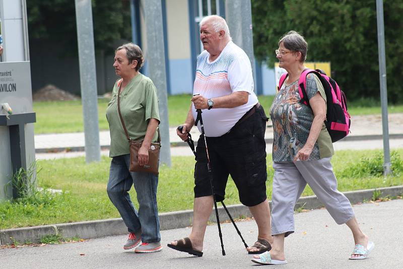 Hejtman Martin Kuba navštívil očkovací centrum na Výstavišti a pohovořil s čekajícími neorganizovanými.