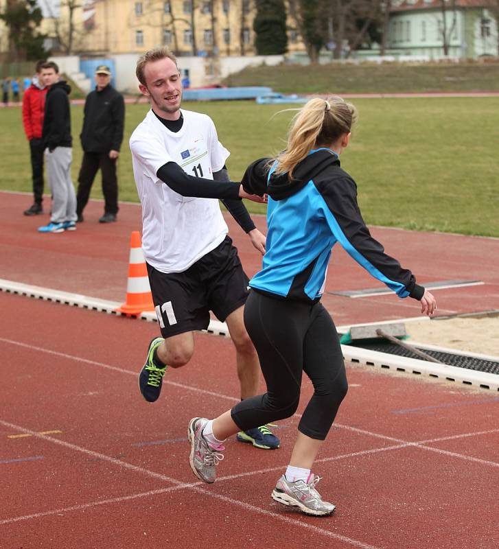 Středoškoláci běželi maraton formou štafety