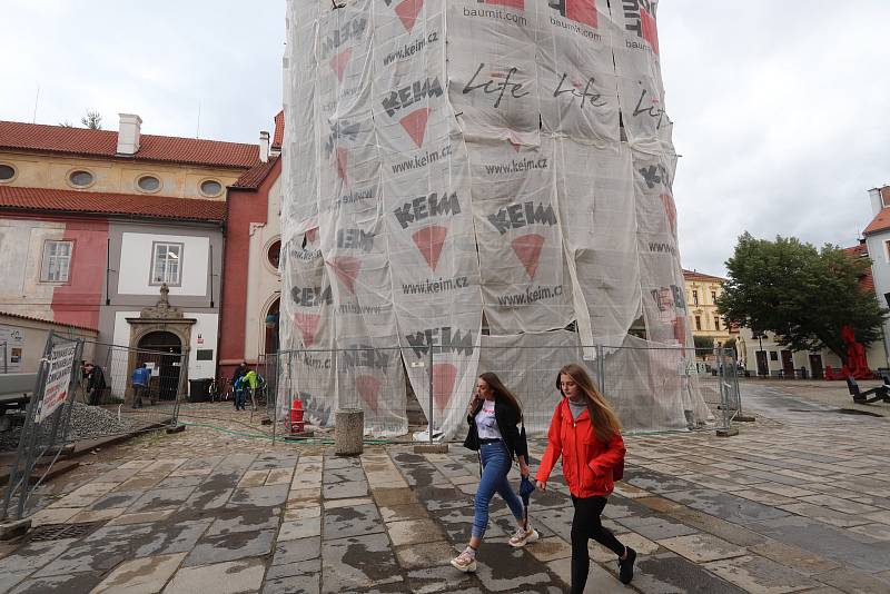 Klášterní kostel v centru Budějovic je skrytý pod lešením.