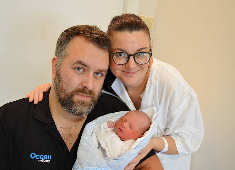 S dvěma staršími bratry bude v Písku vyrůstat novorozený Adam Solař. Syn Michaely Kočanové a Miroslava Solaře se narodil 14. 10. 2021 v 6.30 h, vážil 3 kg.