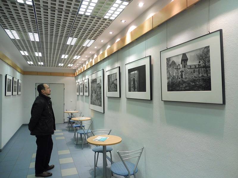 Fotograf Jan Dobrovský byl přítomen po celou dobu natáčení ve štábu Nabarveného ptáčete. Jaké fotografie pořídil, si prohlédnete v kavárně Českého rozhlasu České Budějovice.