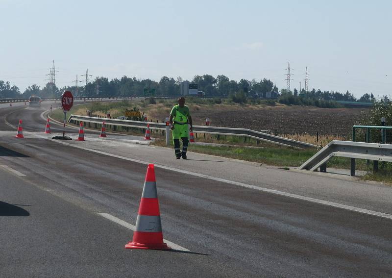 Opravy a udržovací práce na jihočeské dálnici D3 znamenají pro řidiče v některých úsecích sníženou rychlost a provoz svedený do jednoho silničního pruhu.