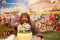 Režisér Zdeněk Troška představil včera v Týně nad Vltavou film Babovřesky 2. Ve městě, kterému se říká podle jiných Troškových komedií Kameňákov, na něj čekal dort. 
