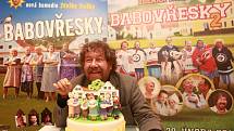 Režisér Zdeněk Troška představil včera v Týně nad Vltavou film Babovřesky 2. Ve městě, kterému se říká podle jiných Troškových komedií Kameňákov, na něj čekal dort. 